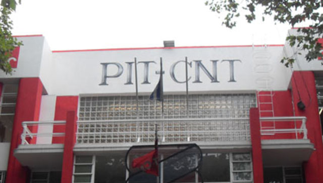 Puños en alto