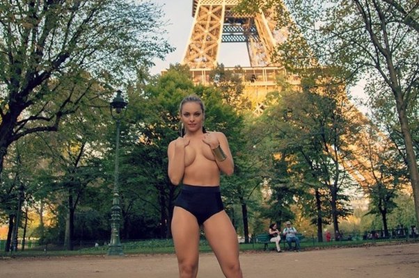 Concursante de Miss Bumbum hace topless en París