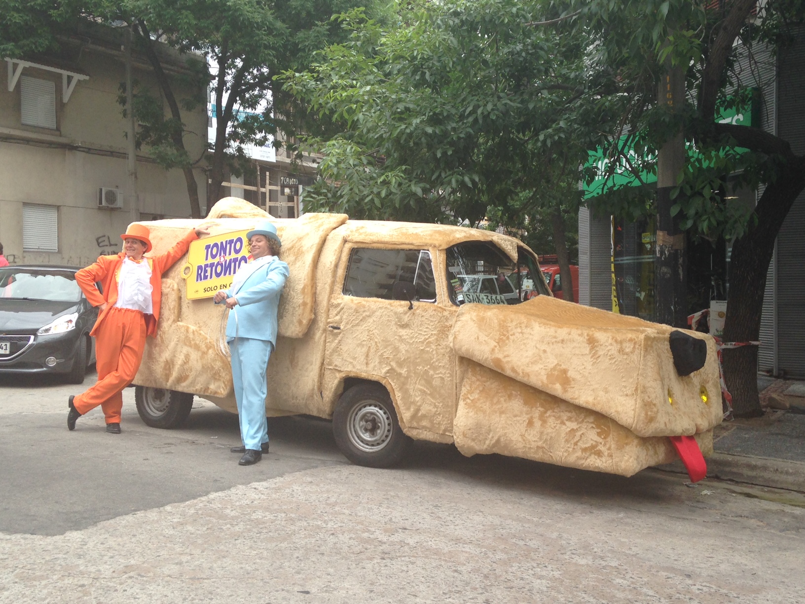 El Auto Perro De Tonto Y Retonto 2 Recorre Las Calles De Montevideo