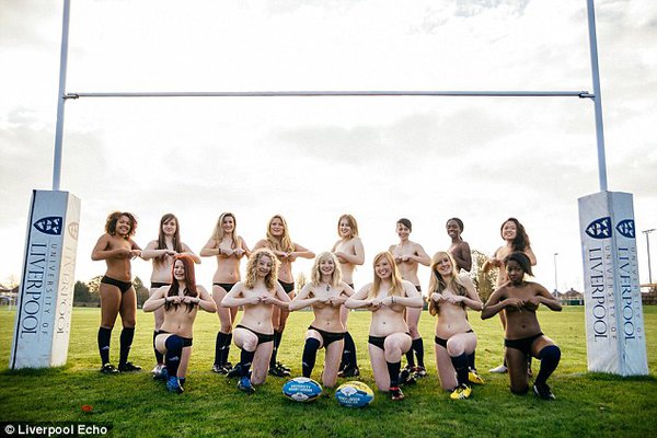 Equipo femenino de Rugby posa para sexi calendario