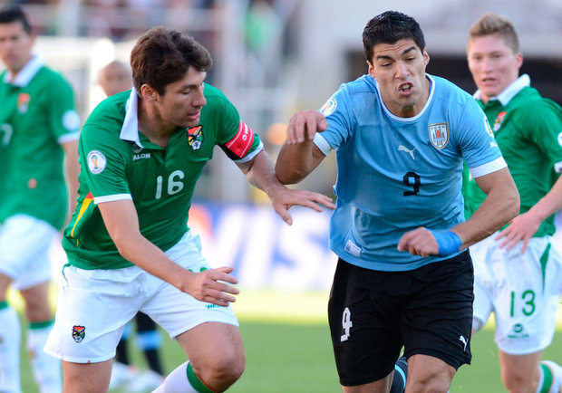 Ronald Raldes enfrentando a Uruguay por las Eliminatorias 2014. (Foto: EFE)