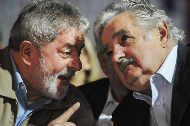 El libro &quot;Una oveja negra al poder&quot; (de Andrés Danza y Ernesto Tulbovitz), que recoge una serie de declaraciones del expresidente José Mujica, no sólo agitó ... - 500924