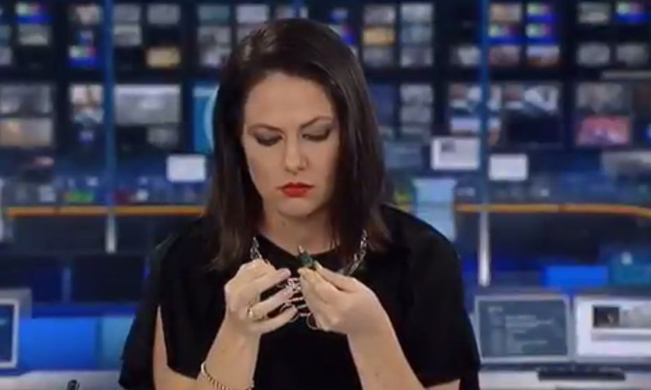 YouTube: presentadora se convierte en viral tras descuido en vivo