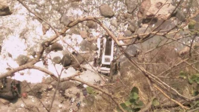 Un bus se embarranca y deja 44 muertos en India