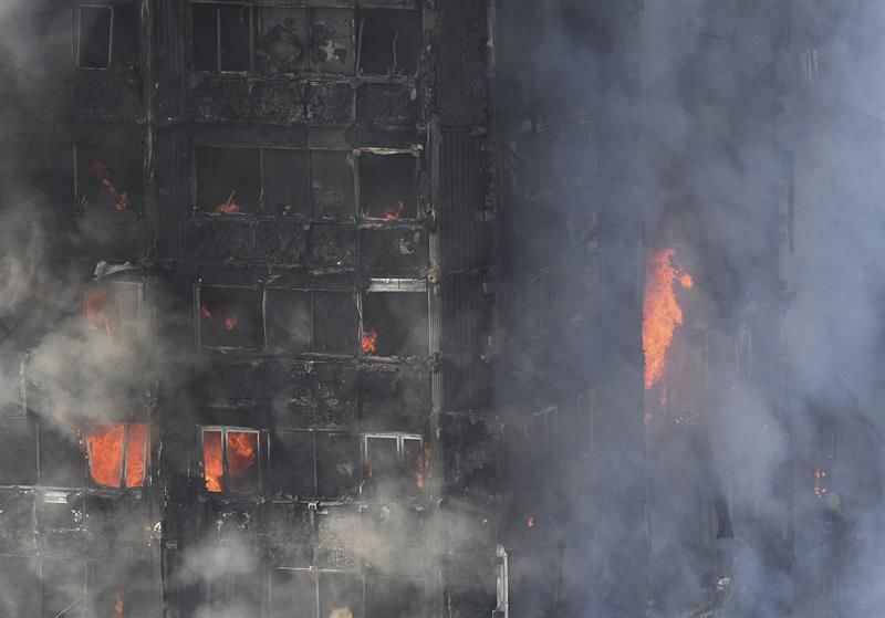 Incendio en edificio residencial de Londres deja al menos 6 muertos
