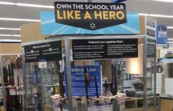 Críticas a Walmart por promocionar armas de fuego como material escolar Críticas a Walmart por promocionar armas de fuego como material escolar