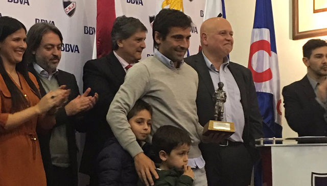 Y se levanta, levanta...