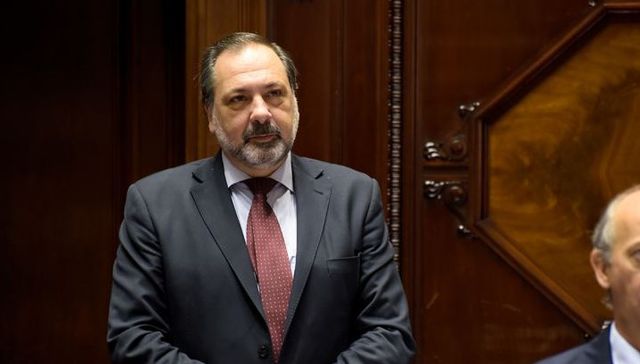 Prendí la radio, como en un ritual
