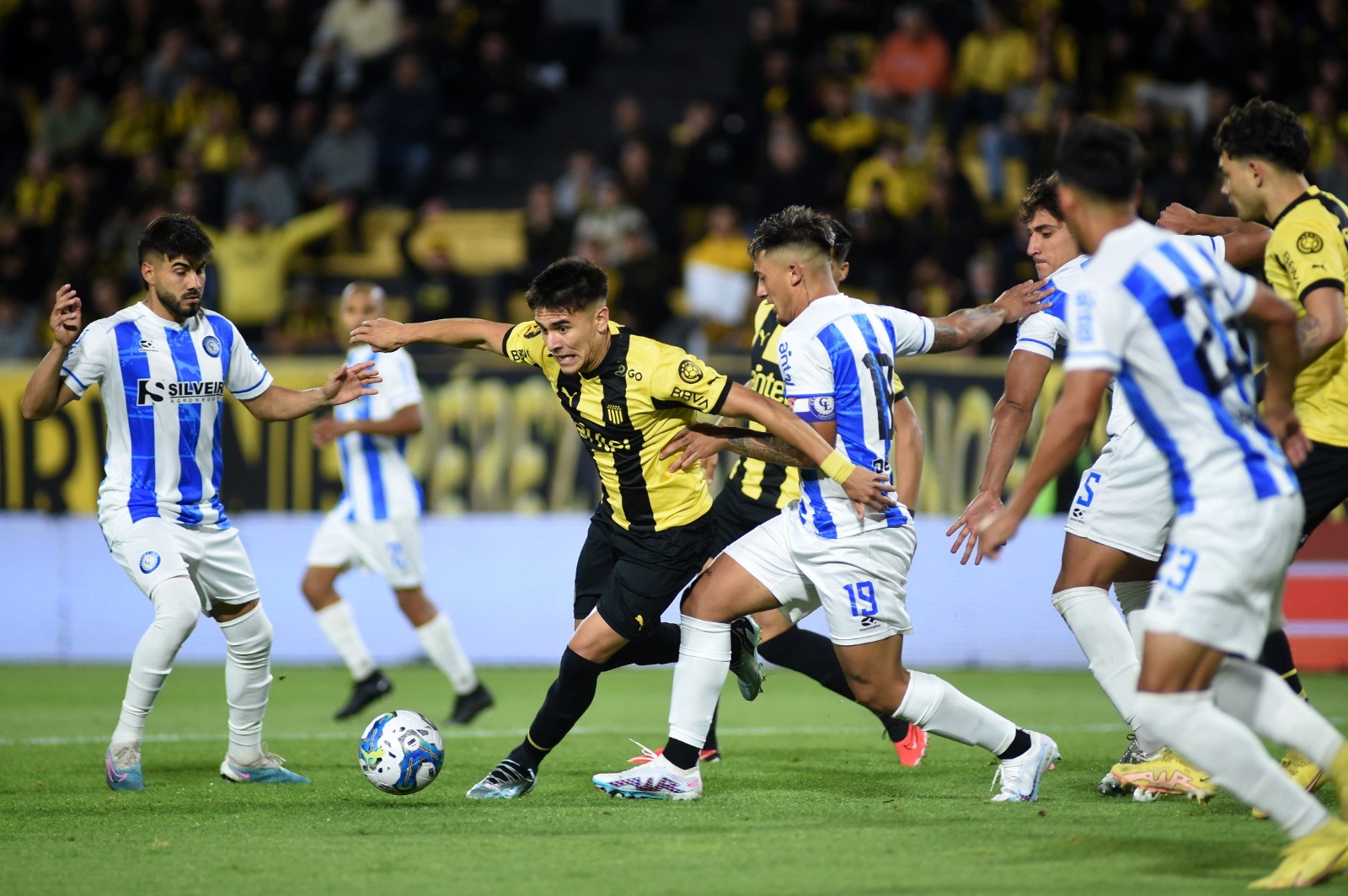 Torneo Clausura: Peñarol empató 1-1 frente a Cerro Largo en el Campeón del Siglo