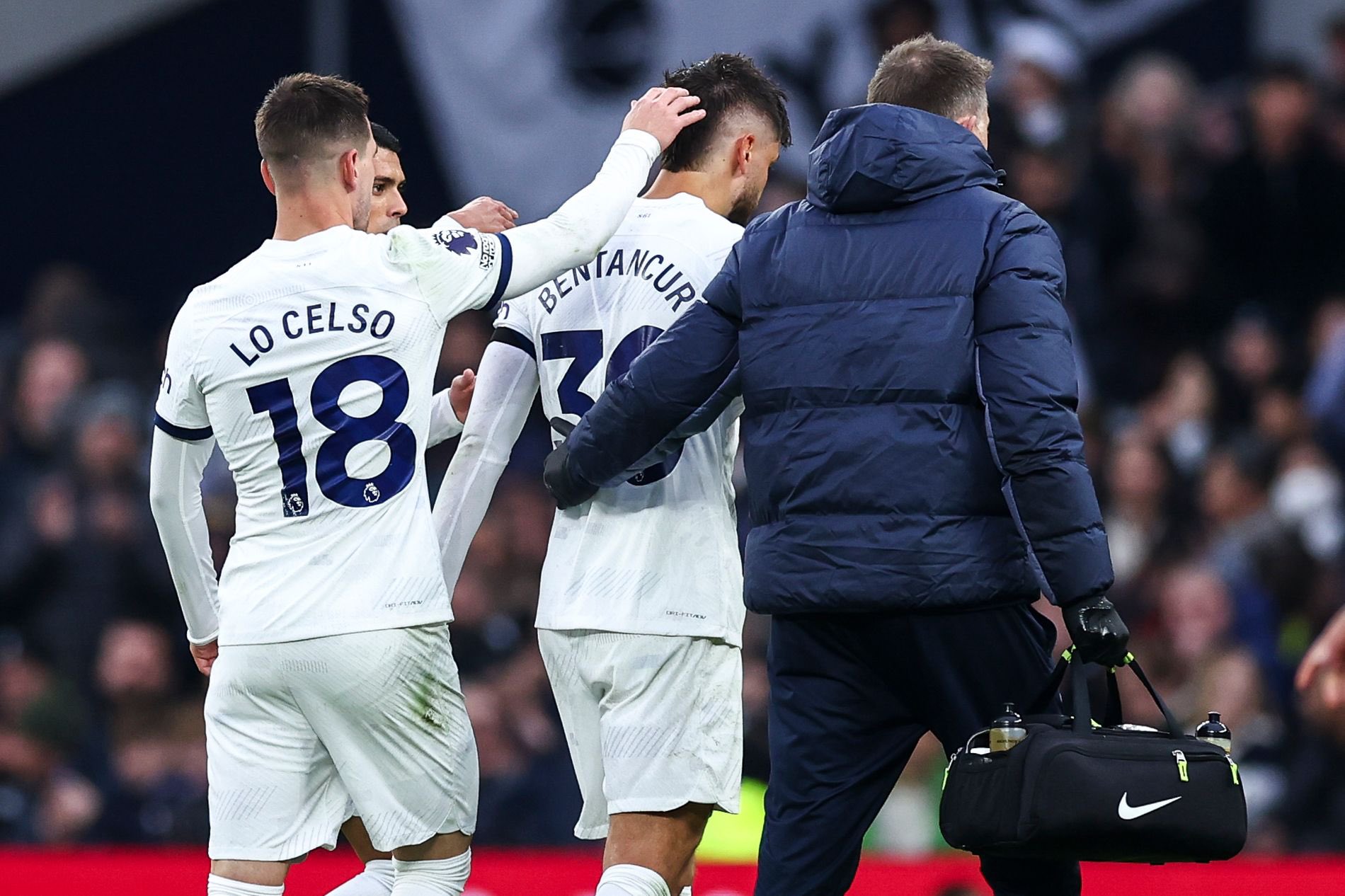Rodrigo Bentancur se retiró sentido en la derrota del Tottenham y volvió a preocupar