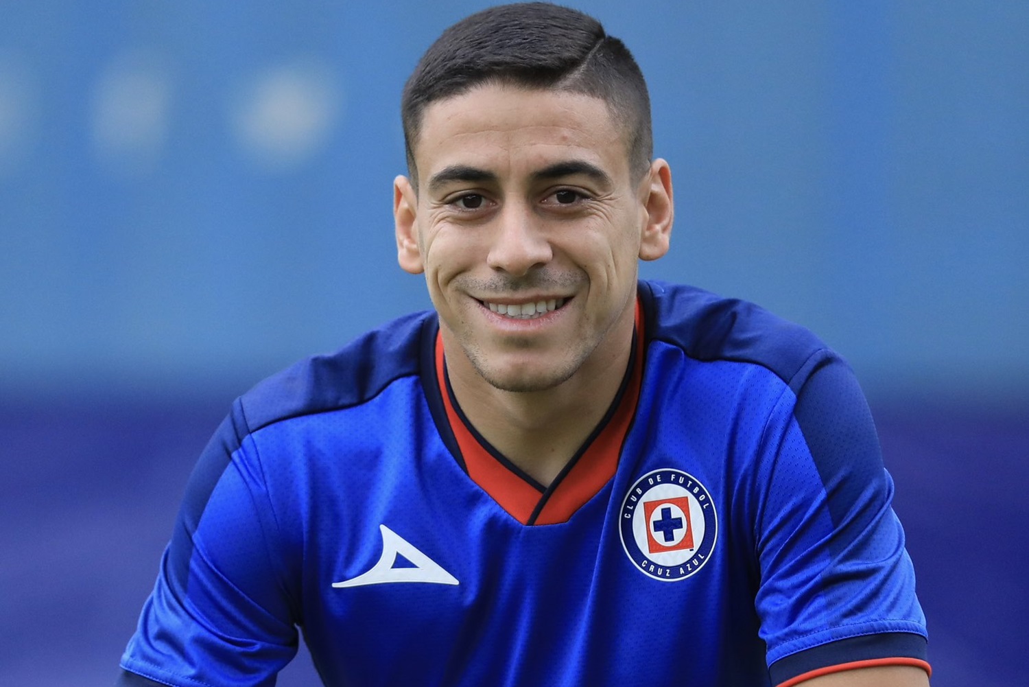 Camilo Cándido fue presentado como nuevo jugador del Cruz Azul por tres