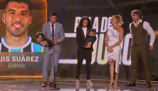 Suárez emocionado hasta las lágrimas tras premio habló de los días