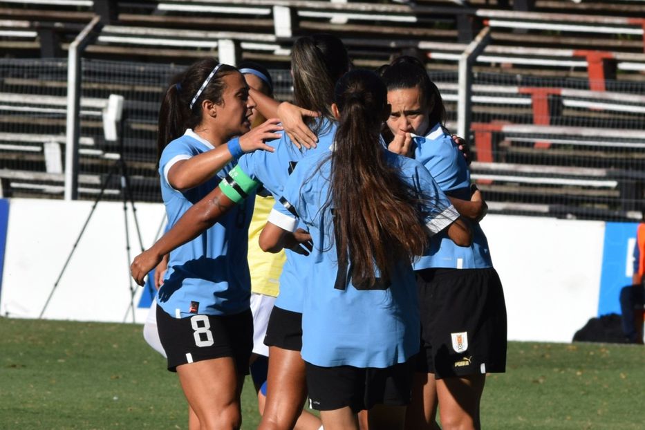 Fútbol femenino: Selección uruguaya venció por 2-0 a Ecuador en el Parque Saroldi
