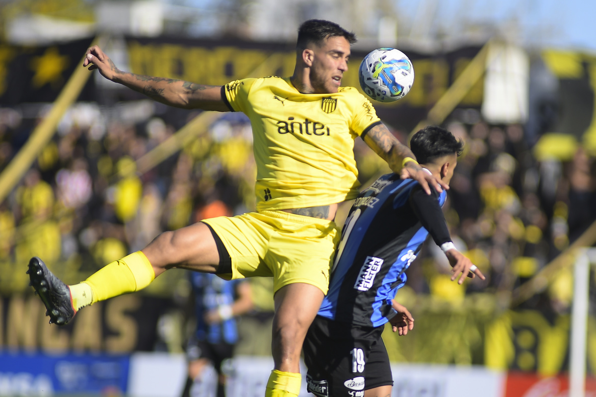 Apertura Liverpool y Peñarol empataron 2 2 en un partidazo que tuvo de