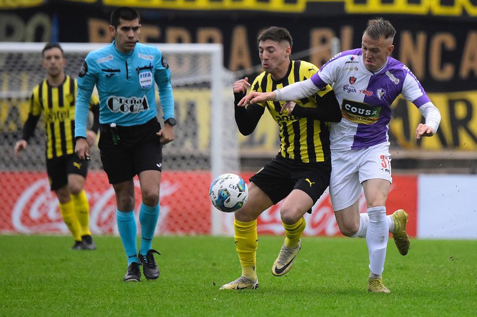 Apertura Peñarol le ganó a Fénix 1 0 en el Centenario con un cabezazo