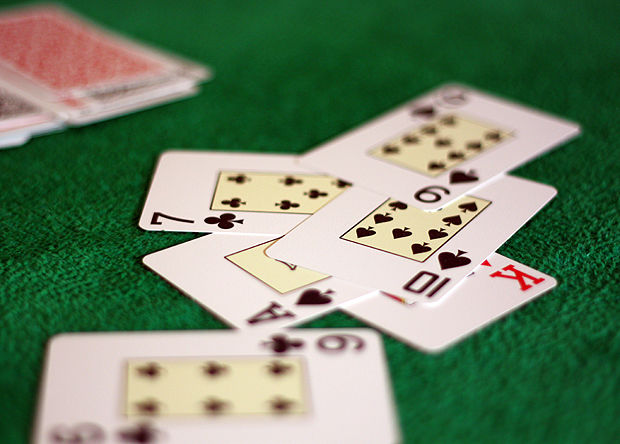 Acude a comisión de derechos humanos por su derecho a jugar poker