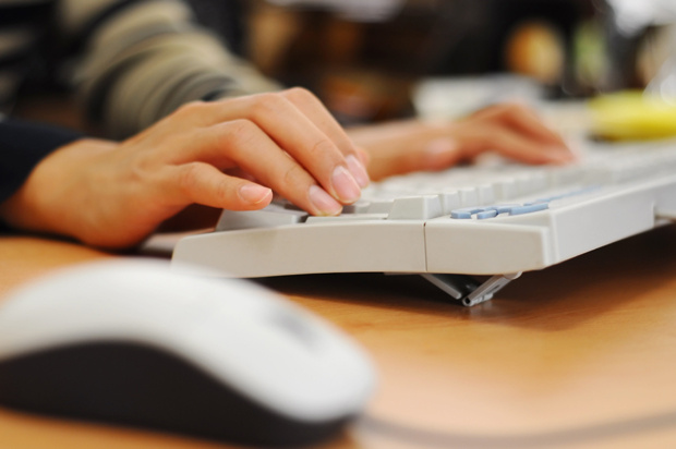Lápiz vs. teclado: qué cambia en el cerebro y la memoria según la forma en que escribimos