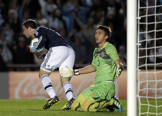 Image result for argentina vs uruguay copa america 2011 ruso perez