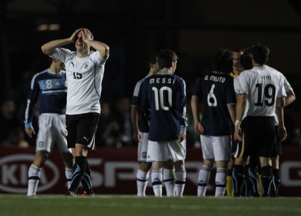 Image result for argentina vs uruguay copa america 2011 ruso perez