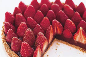 Tarta de chocolate, frutilla y pecanas