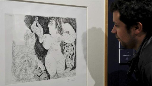 Los dedos en el enchufe