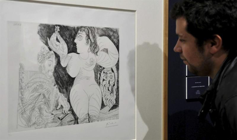 Los dedos en el enchufe