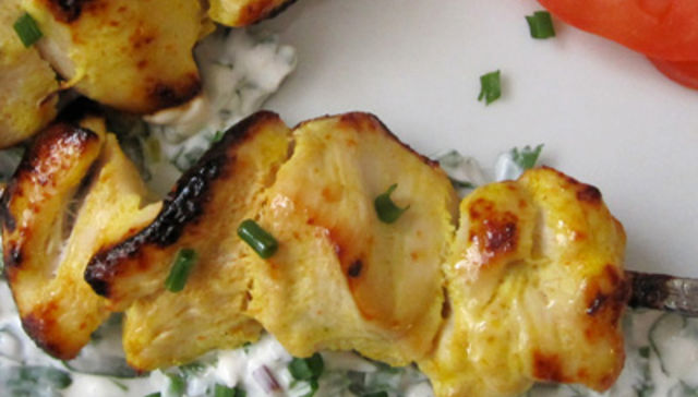 Brochettes de pollo con aderezo