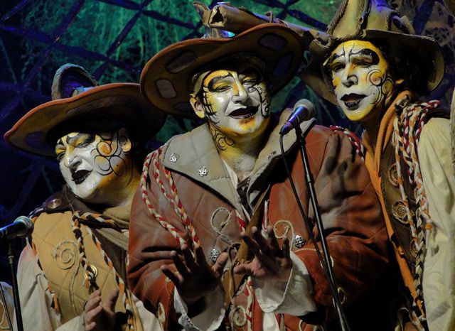 Con bombos y platillos