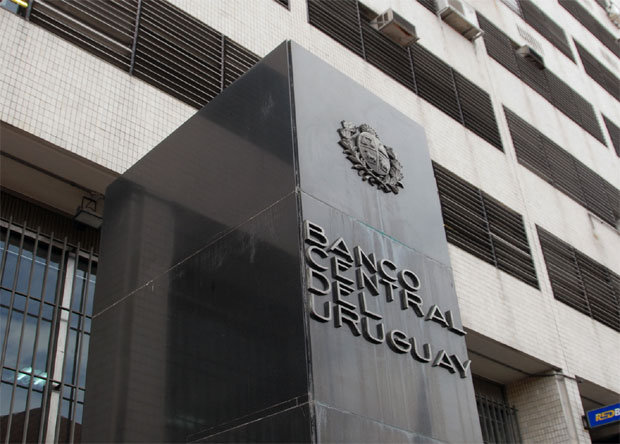Banco Central del Uruguay redujo tasa en medio de reclamos del agro por el dólar