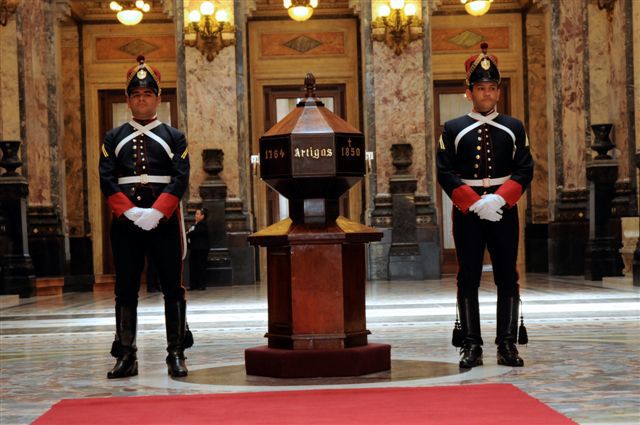 Legisladores destacan legado de Artigas