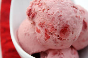 Mousse y helado de frutillas