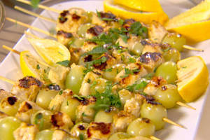 Brochettes de pollo con uvas