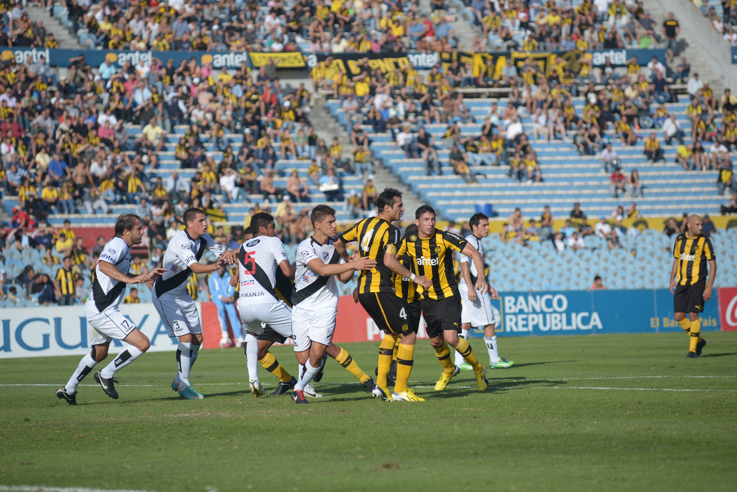 Danubio vence a Cerro y lidera el Clausura uruguayo luego del tropiezo de  Peñarol