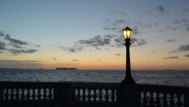 Prendidos al desayuno continental