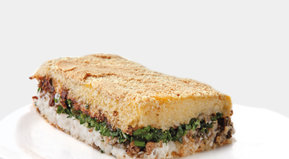 Pastel de polenta, carne y acelga