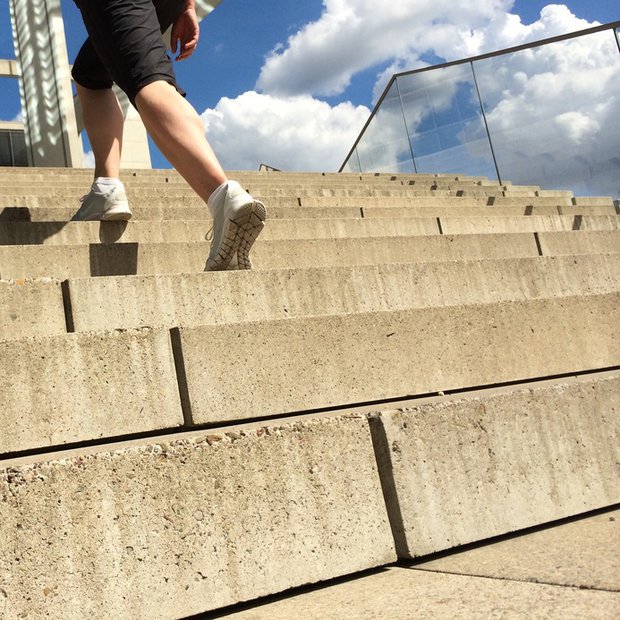 Caminar 20 minutos y usar escaleras, dos claves para la salud después de los 55 años
