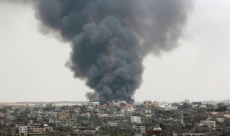 Israel bombardea Gaza e intensifica sus preparativos para una ofensiva terrestre