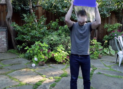 Zuckerberg desafía a Bill Gates a volcarse agua helada