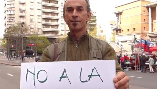 Tocando con la zurda