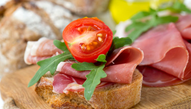 Bruschetta con jamón queso y tomate