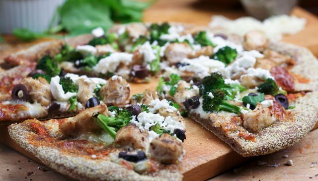 Pizza con brócoli y parmesano