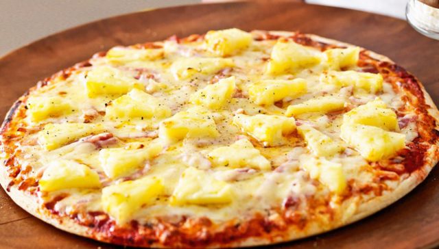 Pizza de provolone, jamón y ananá