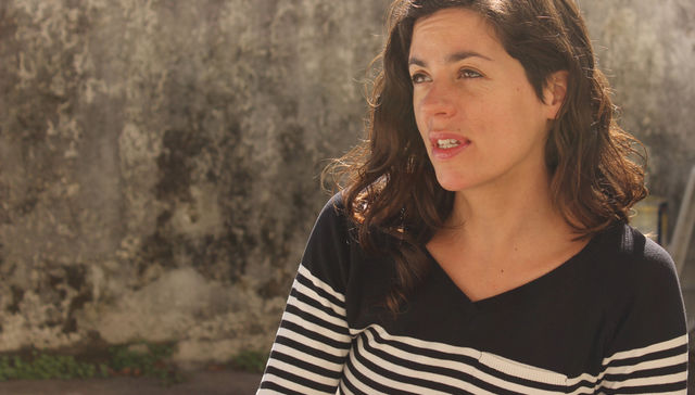 De pelo largo y ojos oscuros