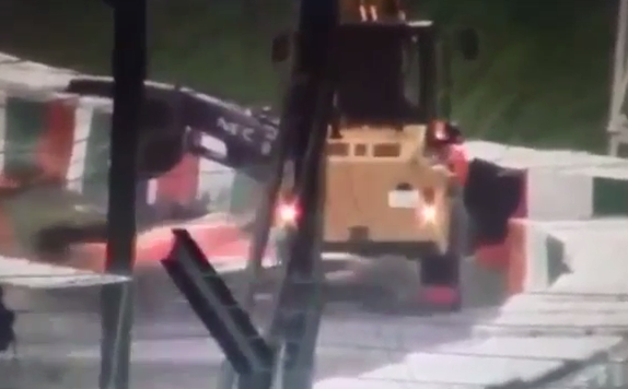 Las manos en la grúa