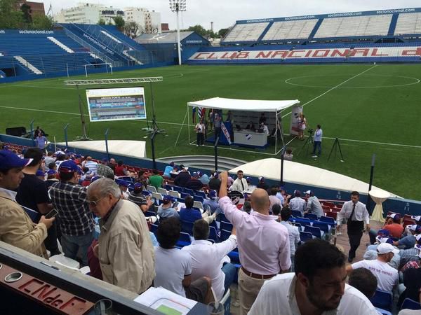 Levantando las manos