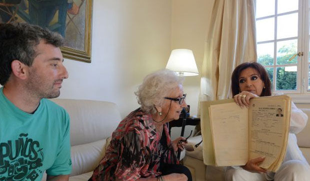 Cristina Fernández entregó documentación a Guido Montoya Carlotto