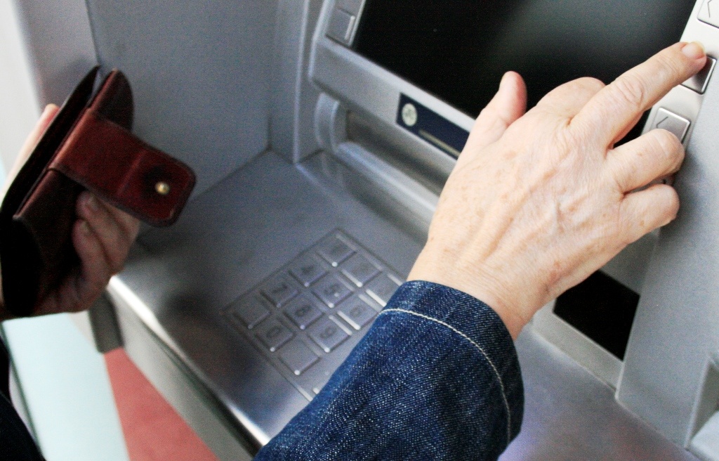 Incautaron dos dispositivos extraños que salieron con tarjetas del mismo cajero automático