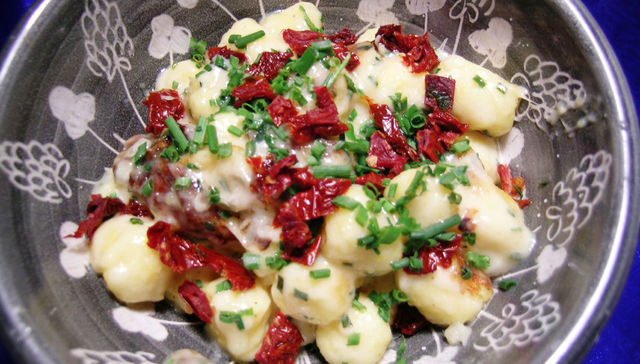 Ñoquis con tomates secos y rúcula