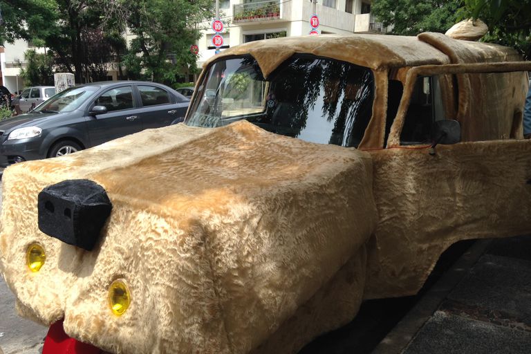 El auto-perro de "Tonto y Retonto 2" recorre las calles de Montevideo