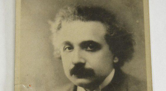 Hallan en Japón postal firmada por Einstein en 1922